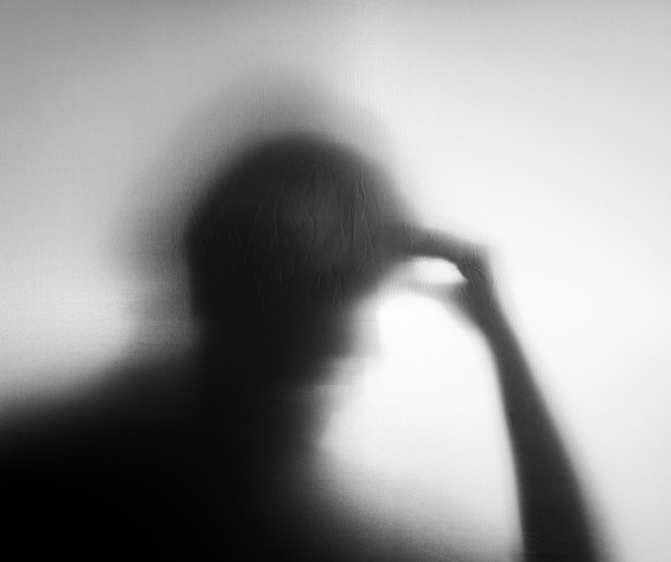 Vervaagde foto van man met depressie of psychose en problemen met seks
